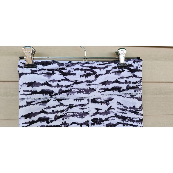 Fabletics Define PowerHold® High-Waisted 7/8 Legging White Tigress - Picture 7 of 10